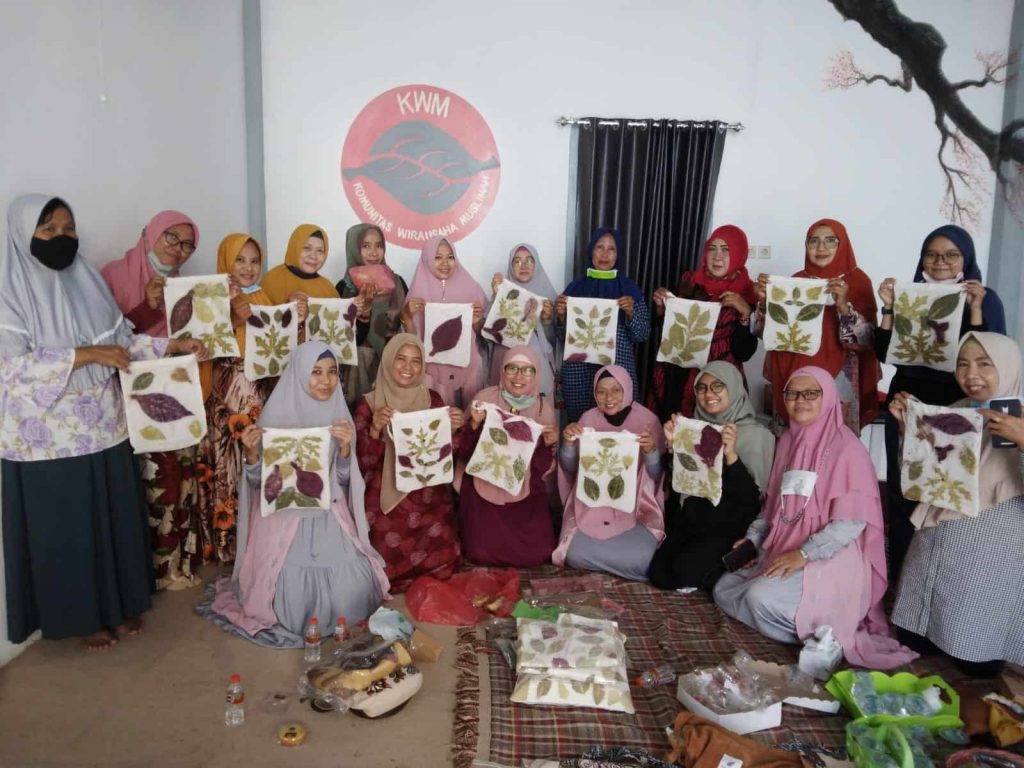 Komunitas Wirausaha Muslimah Ajak Para Wanita Berdaya Ikuti Pelatihan Ecoprint