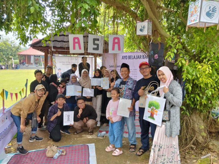 Belajar Bahasa Isyarat di Tengah Festival Nasi Krawu: Komunitas RASA Gresik Hadirkan Ruang Inklusif untuk Teman Tuli Belajar Bahasa Isyarat di Tengah Festival Nasi Krawu: Komunitas RASA Gresik Hadirkan Ruang Inklusif untuk Teman Tuli