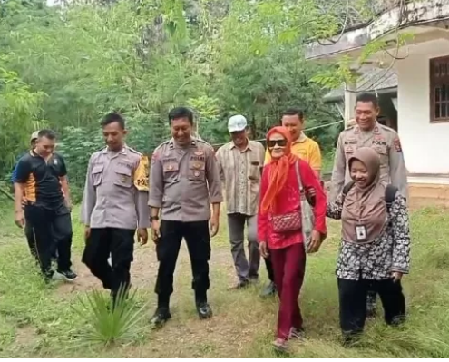 Tiga Tahun Hidup Sendiri dan Depresi, Ibu Lathifah Akhirnya Dievakuasi Polres Gresik Tiga Tahun Hidup Sendiri dan Depresi, Ibu Lathifah Akhirnya Dievakuasi Polres Gresik