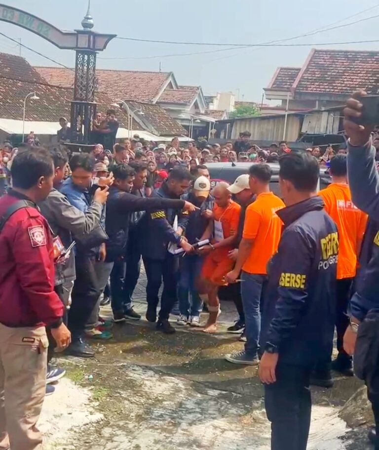 Rekonstruksi Berdarah Kasus BRILink Gresik: 33 Adegan Sadis, Warga Soraki Pelaku Perampokan dan Pembunuhan Wardatun