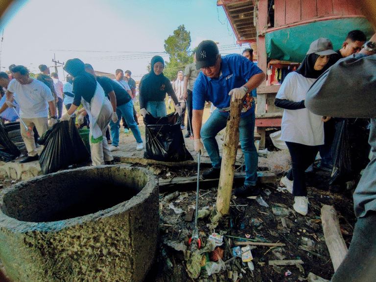 Jelang HUT ke-80 RI, Wabup Gresik Pimpin Bersih Pesisir & Bagikan 10.000 Bendera: 628 Kg Sampah Terangkat