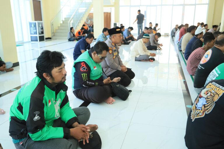Doa Bersama di Polres Gresik, Ojol dan LSM Kenang Affan Driver yang Wafat di Jakarta