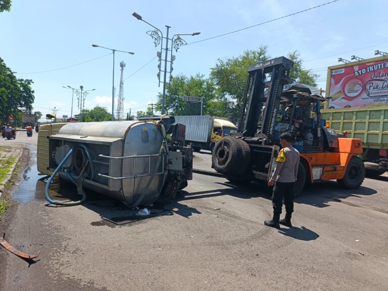 Truk Tangki Air Terguling di Exit Tol Manyar, Arus Lalu Lintas Sempat Terganggu