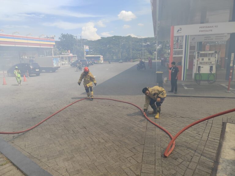 Kebakaran Lahan Alang-Alang Dekat SPBU Bunder Gresik, Damkar Tangani Cepat Tanpa Korban