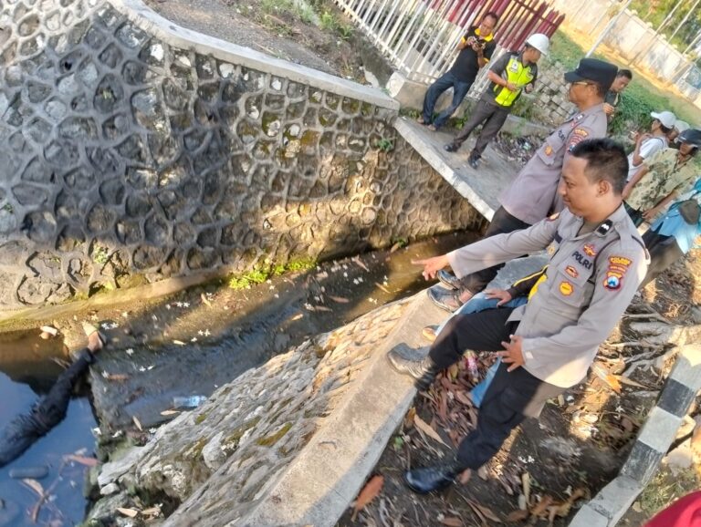 Jenazah Penjual Buah Ditemukan di Selokan Serikat Jaya, Petugas Lakukan Evakuasi Jenazah Penjual Buah Ditemukan di Selokan Serikat Jaya, Petugas Lakukan Evakuasi