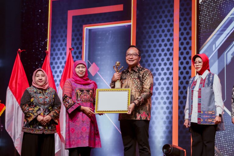 Gresik Sukses Cetak Investasi Rp37,9 Triliun, Raih Terbaik 1 Investment Award Jatim 2024