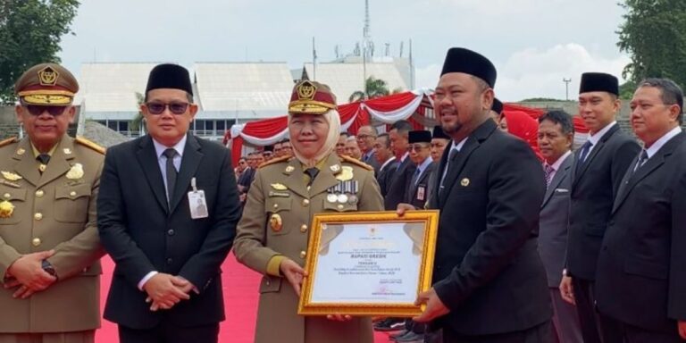 Bupati Gresik Terima Dua Penghargaan dari Petrokimia Gresik pada Peringatan Bulan K3 Nasional 2026
