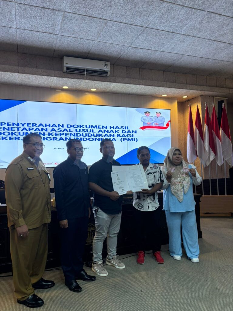 Pemkab Gresik Lindungi Anak Pekerja Migran, Bupati Serahkan Dokumen Asal Usul dan Adminduk