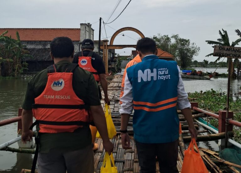 Tim Siaga Bencana Nurul Hayat Gresik Salurkan 100 Paket Logistik ke Warga Terdampak Banjir Ketapangtelu Tim Siaga Bencana Nurul Hayat Gresik Salurkan 100 Paket Logistik ke Warga Terdampak Banjir Ketapangtelu