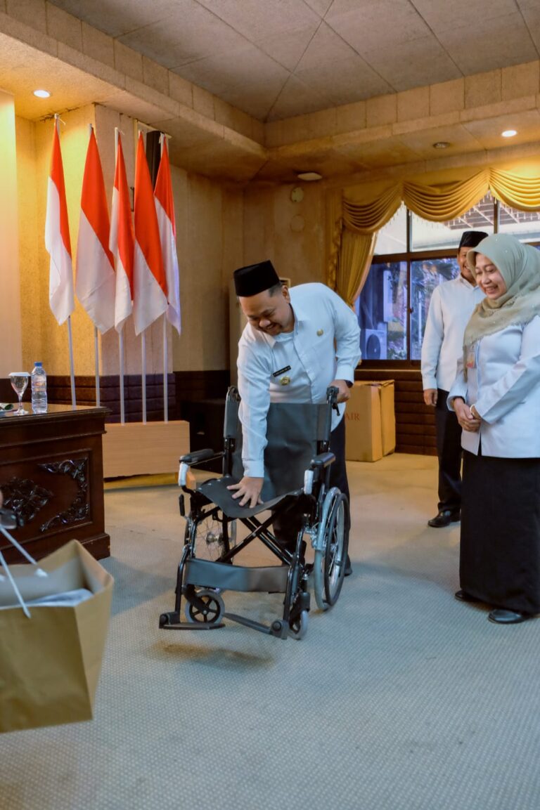 101 Jamaah Lansia Butuh Kursi Roda, Pemkab Gresik Siapkan Paket Obat dan Layanan Khusus Haji 2026 1776854559 pemkab gresik perkuat layanan jemaah haji sediakan obat dan kursi roda untuk lansia u8oMGe