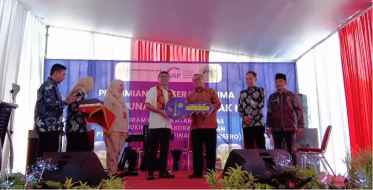 Atasi Masalah Bocor dan Banjir, Pemkab Gresik dan PT SMF Serahkan Rumah Layak Huni di Pulo Pancikan Screenshot 2026 06 12 075642