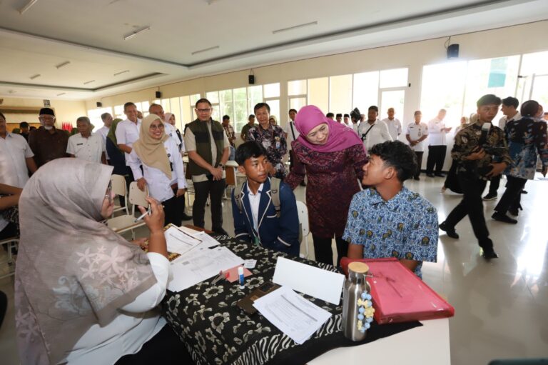 Gubernur Jatim Tinjau SPMB SMKN1 Cerme dan SMAN 1 Gresik
