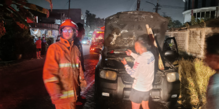 Damkar Gresik Gerak Cepat Padamkan Kebakaran Ford Explorer di Jalan Harun Thohir, Api Berhasil Dikendalikan Tanpa Korban Jiwa BERITA 4 1