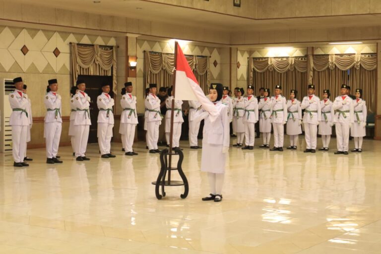 Tangis Haru 75 Pelajar Terbaik Gresik Resmi Dikukuhkan Jadi Paskibraka 2026: Ada Cerita Inspiratif Siswa Sekolah Rakyat Lolos Seleksi Ketat WhatsApp Image 2026 08 13 at 18.00.10