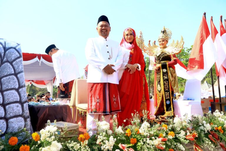 71 Kontingen dan 24 Mobil Hias Guncang Jalanan Gresik: Bupati Yani dan Wabup Alif Naik Mobil Nogo Giri demi Putar Roda Ekonomi UMKM WhatsApp Image 2026 08 29 at 21.00.01