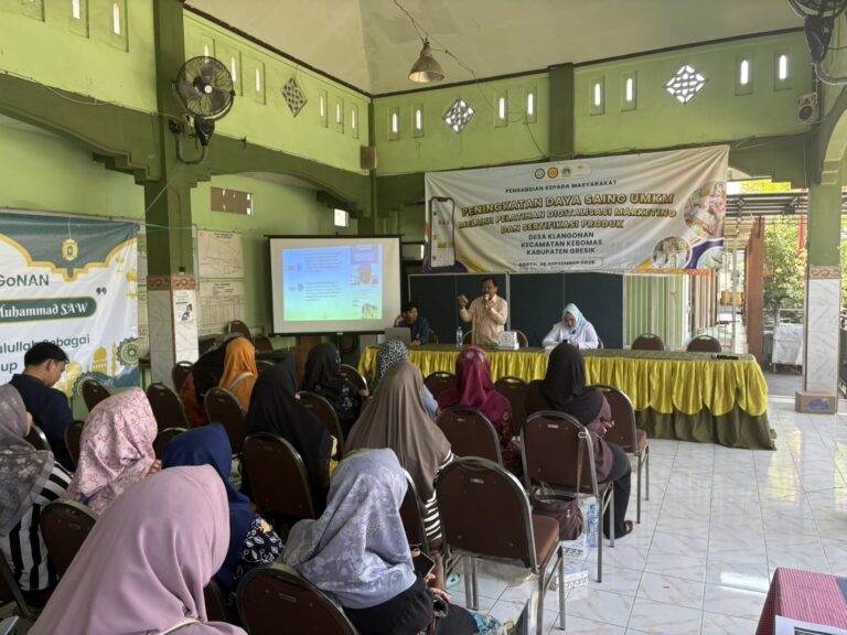 Dorong UMKM Klangonan Naik Kelas, UNAIR Gelar Pelatihan Digital Marketing dan Sertifikasi Halal di Kebomas Gresik