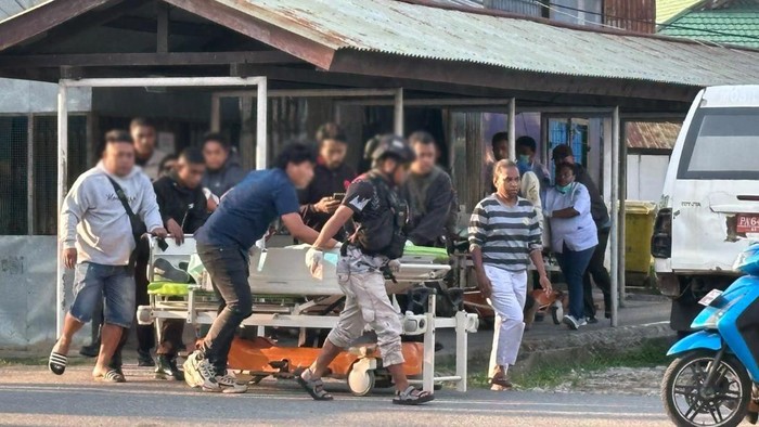 Penembakan Mencekam di Papua Pegunungan: 3 Pegawai Pemkab Jayawijaya Gugur Ditembak KKB Saat Tinjau Program Cetak Sawah aparat mengevakuasi 3 pegawai pemkab jayawijaya korban penembakan kkb 1788969924236 169