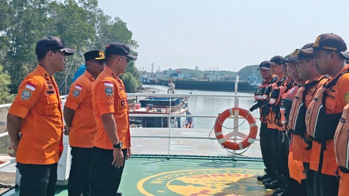 Tragedi Kapal Virgo Transport 8 di Laut Banjarmasin: 243 Nyawa Terancam di Tengah Ombak Ganas, Basarnas Balikpapan Tembus Jarak 290 Mil Laut demi Selamatkan Korban basarnas balikpapan kerahkan kn wisanggeni bantu evakuasi penumpang kapal virgo transport 8 1789287837459 169