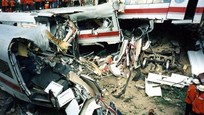 Tragedi Kereta Cepat Eschede: Fatalnya Roda Pecah di Kecepatan 200 Km/Jam yang Menewaskan 101 Penumpang kecelakaan kereta api eschede merupakan salah satu tragedi kecelakaan perkeretaapian terburuk di jerman 1789281251936 169