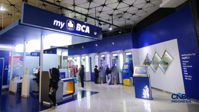 Gila! Mau Caplok BCA (BBCA) dari Keluarga Hartono, Haji Isam Wajib Siapkan Dana Fantastis Rp756 Triliun warga beraktivitas di anjungan tunai mandiri atm center pada salah satu pusat perbelanjaan di jakarta jumat 2182026 1787315994788 169