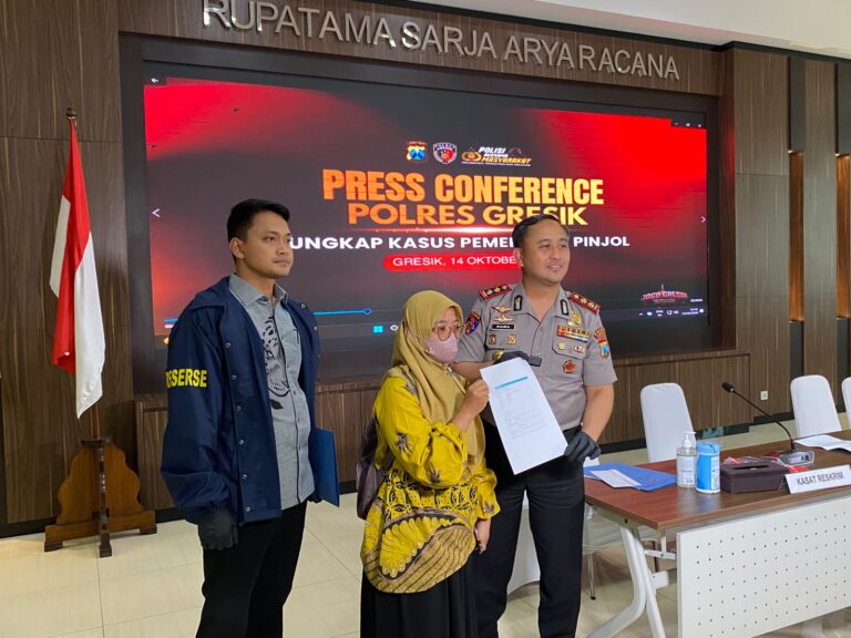 Polisi Tangkap DC Pinjol Ilegal Pemeras Wanita di Gresik Berinisial SUH Polisi Tangkap DC Pinjol Ilegal Pemeras Wanita di Gresik Berinisial SUH