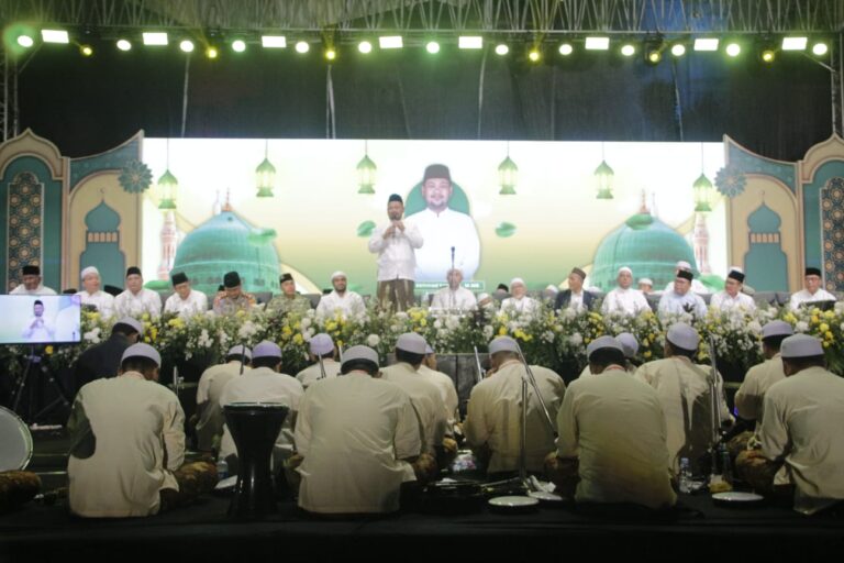 Ribuan Jamaah Hadiri Gresik Bersholawat, Panjatkan Doa untuk Keselamatan Daerah dan Korban Karhutla WhatsApp Image 2026 10 16 at 08.17.59